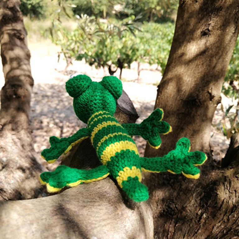 Amigurumi lézard Gaspard sur une branche, doudou au crochet fait main.