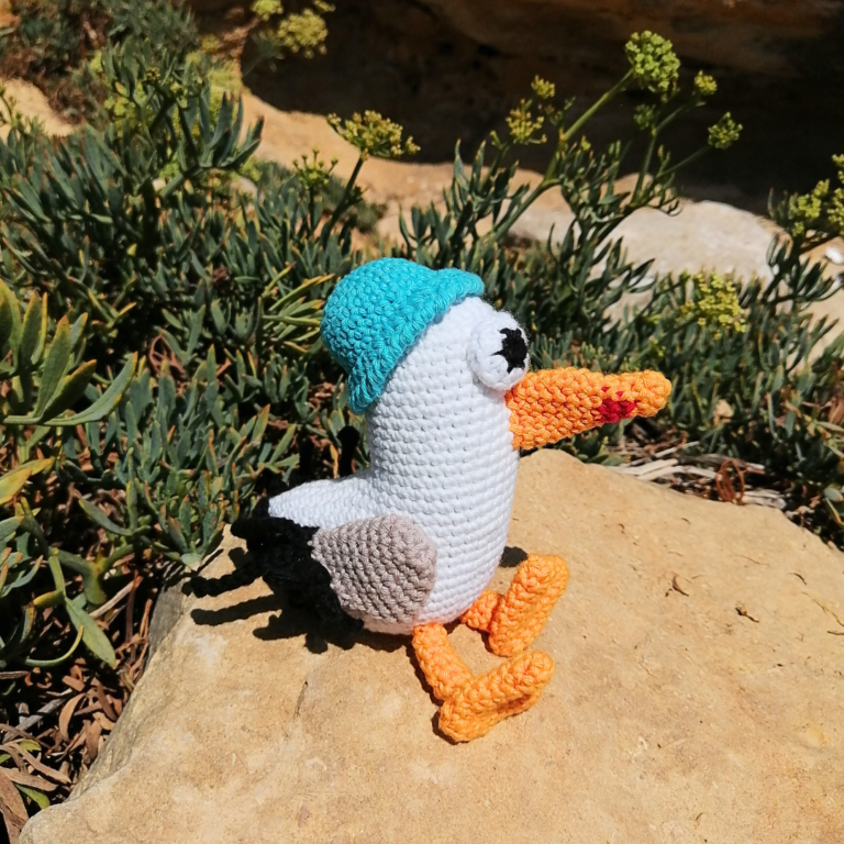 Marius le Gabian, amigurumi oiseau en décoration, kit crochet débutant.