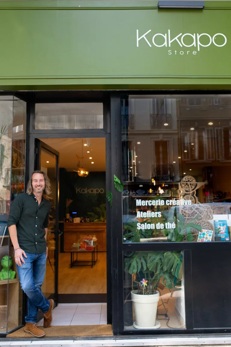 Florent, artisan créateur, devant sa boutique Kakapo Store au 31 Boulevard de la Libération à Marseille.