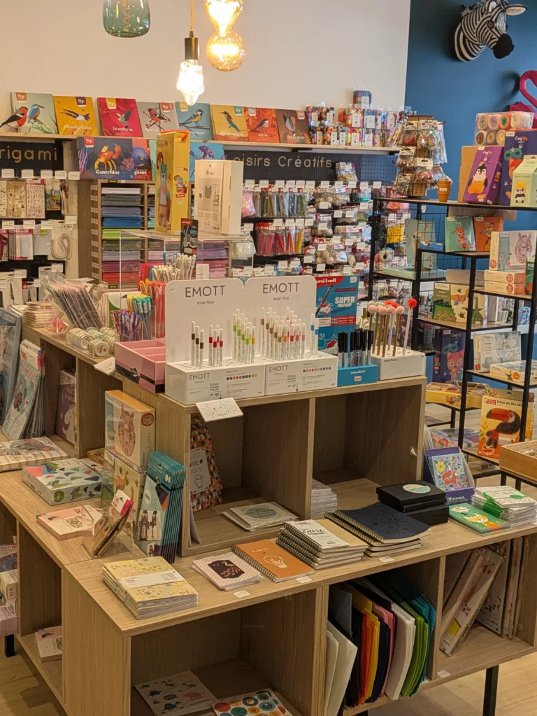 Rayonnages de la boutique Kakapo Store à Marseille : kits crochet amigurumi, fournitures créatives et accessoires de mercerie.