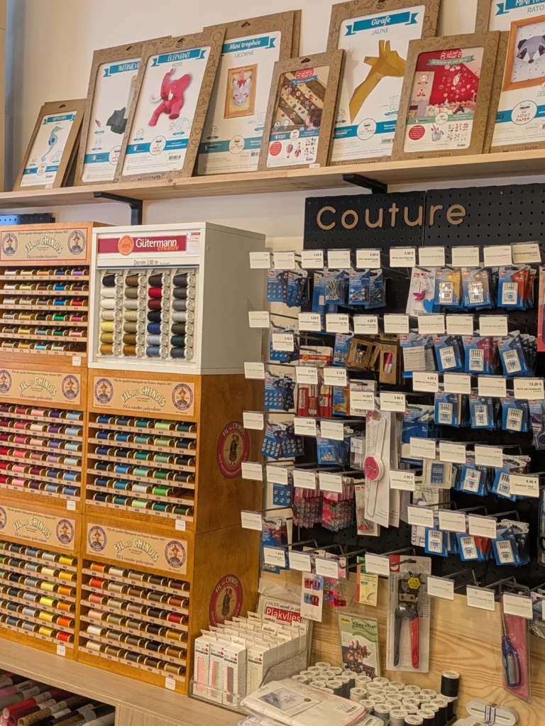 Rayon mercerie et accessoires de crochet chez Kakapo Store, boutique créative à Marseille.