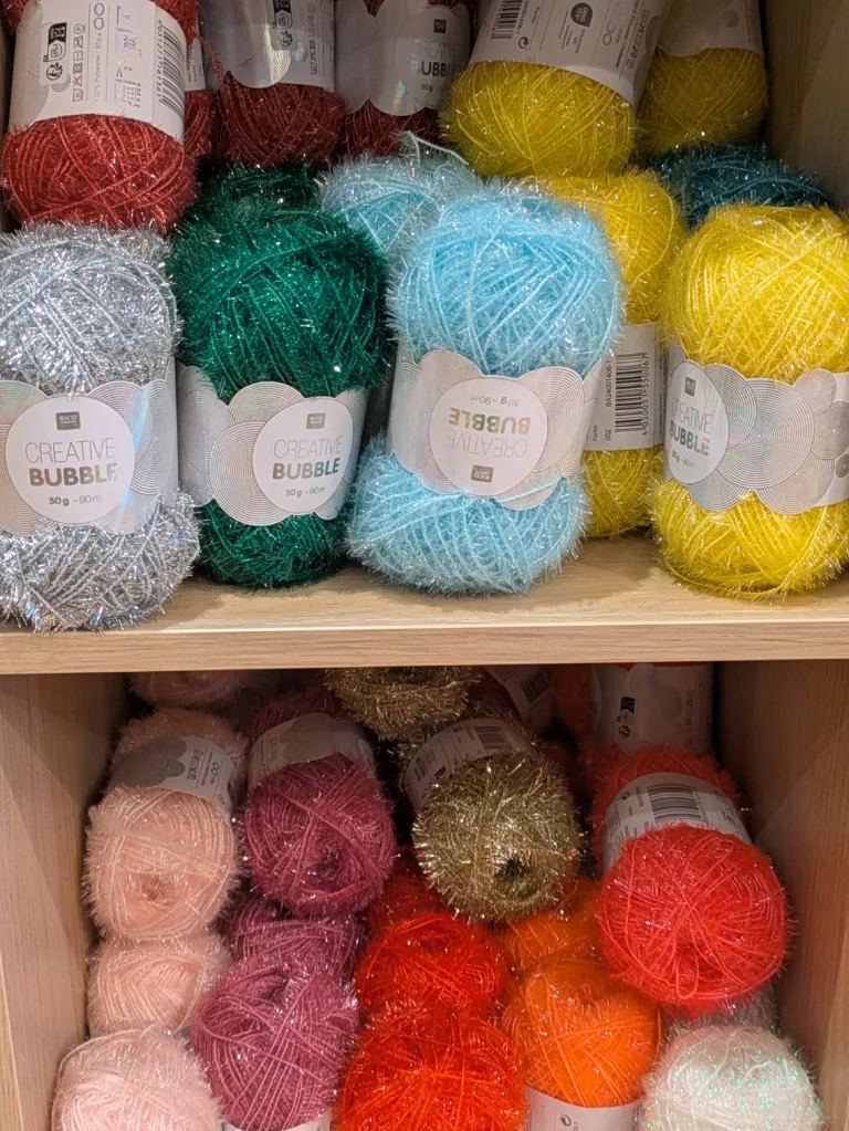 Pelotes de fil Bubble pour crocheter des éponges tawashi réutilisables, disponibles chez Kakapo Store Marseille.