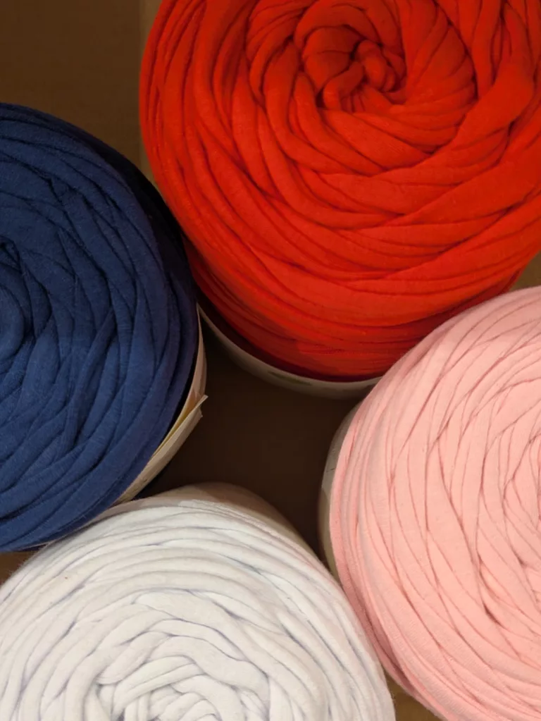 Pelotes de fil trapilho colorées pour la création de sacs et accessoires au crochet, Kakapo Store Marseille.