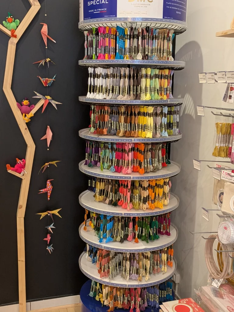 Fils à broder, tambours et kits de broderie moderne chez Kakapo Store, mercerie créative à Marseille.