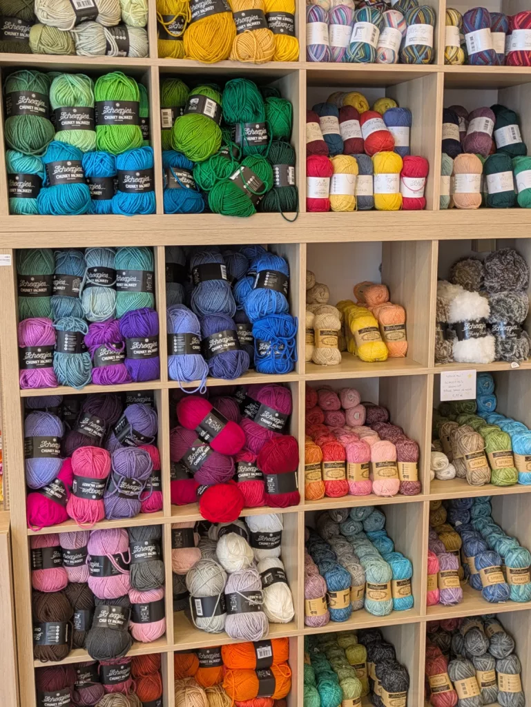 Assortiment de fils à tricoter et crocheter : coton, acrylique et laine mérinos pour chaussettes, Kakapo Store Marseille.