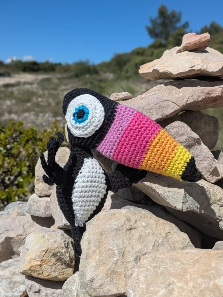Portrait détaillé d'une création en crochet amigurumi faite main par Kakapo Store à Marseille.