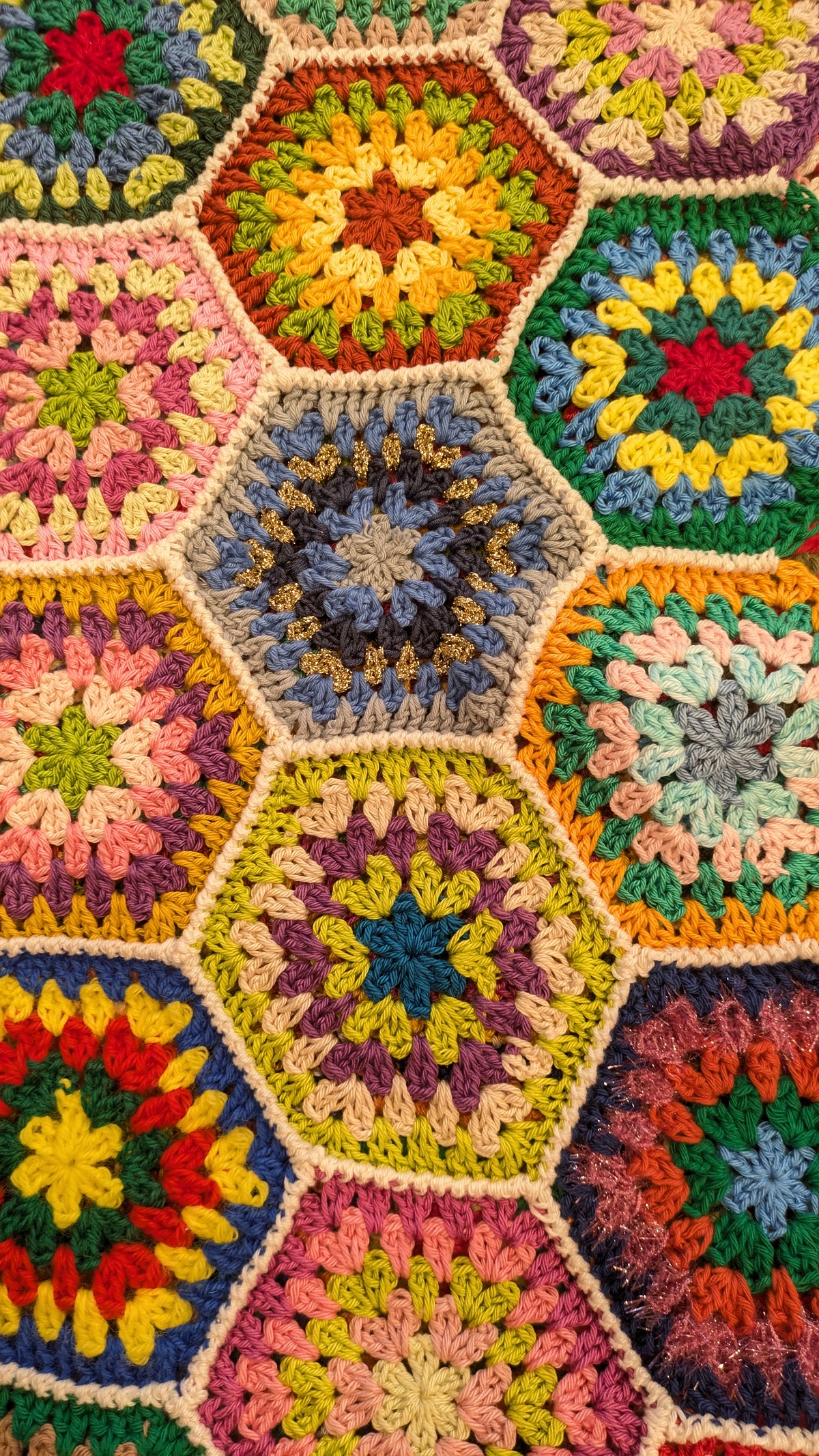 Gros plan sur les mailles d'un granny hexagonal au crochet n°5 montrant le relief et la texture d'un fil coton pour le yarn bombing à Marseille.