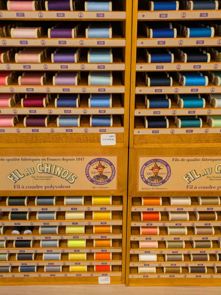 Bobines de fil à coudre de la marque française fil au chinois