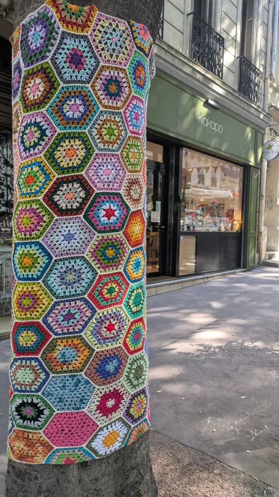 Décoration d'un arbre au crochet devant la boutique Kakapo à Marseille